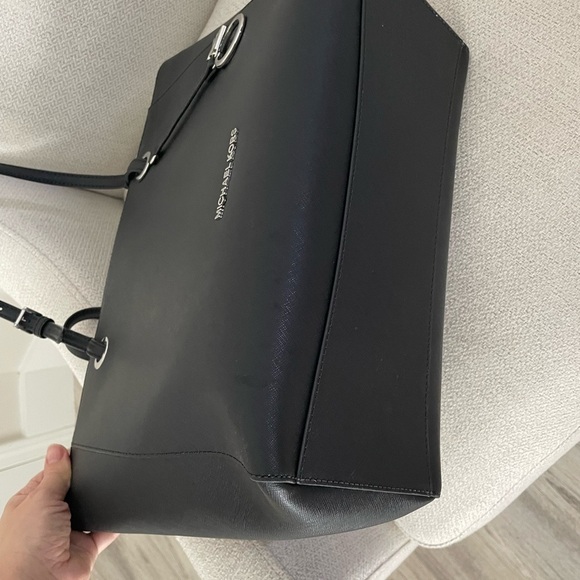 Michael Kors Walsh
Multifunctional Leather Tote Bag
Handbag Black - Picture 6 of 9